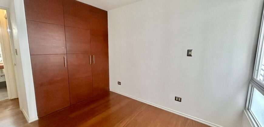 Se vende acogedor departamento con balcon y vista a lindo jardin interno en Miraflores